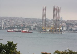 İstanbul Boğazı 70 metre yüksekliğindeki dev platformun geçişi sebebiyle çift
