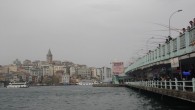 Kavun kabukları gibi kurumuş ve çatlamıştır kayıklar Haliç’te… Sandalların ahşap kokusunu hissedersiniz burnunuzda. Her köşe bucağı tarih kokar. Baharı, sonbaharı, yazı, kışı bir başka görünür gözünüze. Boğaz’la birlikte sular altına gömülmüş bir koy. Yıllarca gemilerin yüzüşüne sahne olmuştur oysa… Sarayburnu’ndan […]