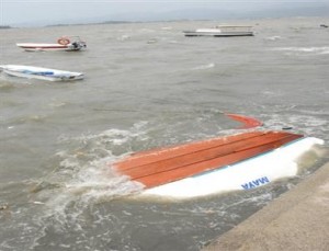 Yaz ortasında meydana gelen lodos hayretle karşılanırken Fethiye Sahil bandında