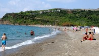 ZONGULDAK’ın Çaycuma İlçesi’ne bağlı Filyos Beldesi’nde, denizde midye avlayan balıkçıların, kazı çalışmaları devam eden Tieion Anti Kenti açıklarında 3 batık gemi gördüklerini bildirmesi üzerine, bölge dalışa kapatıldı. Jandarma, halkın denize girdiği plajda devriye gezerken, Sahil Güvenlik ekipleri de açıkta balıkçıların […]