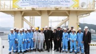 Koreli Daewoo Tersanesi ilk E-Tip gemisi Maersk Mc-Kinney Møller’i Maersk’e önceki gün (2 Temmuz) düzenlenen törenle teslim etti. Daewoo Tersanesi ile Maersk arasında gemi teslim töreni yapıldı. Tören geminin köprüüstünde gerçekleşirken gemi Daewoo Tersanesinin iskelesinde bağlı bulunuyordu.Gemi son kontrollerin ardından […]