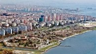 Mahkeme rapora uyarsa kıyı kenar çizgisi yeniden belirlenip karaya doğru ötelenecek, yapılaşma alanı daralacak.Cumhuriyetin ilk toplu konut projesi olarak 50. yılına giren Ataköy’ün TOKİ tarafından satışa çıkarılan sahiliyle ilgili davada bilirkişi çarpıcı bir rapor hazırladı. Ataköy sahilinde şimdilik 12’si için […]