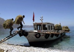 Van’ın Gevaş ilçesine bağlı İn köyünde yaşayan vatandaşlar, karayolu ulaşımının