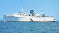Fethiye’ye 27 yıl önce turizme hizmet amacıyla yüzer otel olarak getirilen ancak gerekli ilgiyi görmeyince demirli bulunduğu Aksazlar Koyu’nda med-cezir nedeniyle yan yatarak batan Fiorita yüzer otelin yakıt tankından 18 ton fueloil çıktığı bildirildi. Yıllardır çeşitli ihalelerle deniz dibinden çıkarılması […]