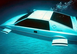 1977 tarihli James Bond filmi sadece başrolünde Roger Moore yer