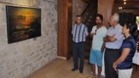 Sergiye Kuşadası Kaymakamı Mustafa Ayhan, Kuşadası Belediye Başkan Vekili Murat Saraç, Kuşadası Kültür ve Sosyal İşler Müdürü Nail Ceylan ve sanatseverler katıldı. Yağlı boya tekniği ile 18 adet eseri Kuşadalılar ile buluşturan ünlü ressam Rıza Kuruüzümcü, Kaymakam Ayhan ve Başkan […]