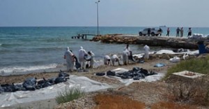 Kalecik’teki sahil şeridinde, fuel-oil tahliyesi sırasında oluşan deniz kirliliğini gidermek