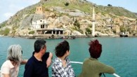Birecik Barajı’nın yapımı sırasında önemli bölümü su altında kaldıktan sonra ‘Güneydoğu’nun Saklı Cenneti’ olarak anılan Şanlıurfa’nın Halfeti ilçesi, yerli ve yabancı turistlerin akınına uğradı. Yeşil ve mavinin birleştiği Halfeti’de, su altında kalan yerleşim yerlerinin üzerinde teknelerle dolaşan turistler, ilçenin doğal […]