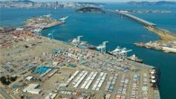 Amerika’nın en büyük beşinci limanı olan Oakland liman idaresi tarafından yapılan açıklamaya göre, Oakland liman idaresi yetkilileri ile limanın uzun dönemli kiracılarından SSAT adıyla bilinen SSA Terminals LLC ve SSA Terminals (Oakland) arasında anlaşma imzalandı. Limandaki yedi terminalin dördünü kapsayan […]