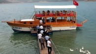 Tekne turuna Kozan Kaymakamı İzzettin Sevgili, Garnizon Komutanı Yarbay Bülent Siper, Belediye Başkanı Mimar Kazım Özgan, Emniyet Müdürü Cengiz Erişir, Ağır Ceza Reisi Neşet Eren, AK Parti Kadın Kolları Başkanı Yurdagül Boyraz, Ticaret Odası Başkanı Hilmi Baysal, Kent Konseyi Başkanı […]