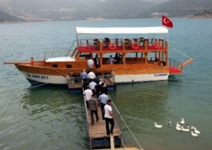 Tekne turuna Kozan Kaymakamı İzzettin Sevgili, Garnizon Komutanı Yarbay Bülent