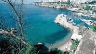 Antalya Deniz Ticaret Odası girişimiyle Lara bölgesinde su sporları işletmeleri için sıkıntı oluşturan Kopak Çayı ağzının ıslahı sorunu çözümlendi. Lara bölgesinde faaliyet gösteren su sporları ve dalış okulları daha önce teknelerinin ani değişen hava ve deniz koşullarında sığınabileceği herhangi bir […]