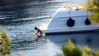 Geçtiğimiz ay Bodrum’da tatil yapan Kate Moss’tan sonra bir diğer topmodel Naomi Campbell da Bodrum’a geldi. Naomi’nin Cennet Koyu’ndaki keyfi yerindeydi. Her yıl yerli yabancı birçok ünlü ismin tatil için tercih ettiği Bodrum’un son konuğu süpermodel Naomi Campbell oldu. Geçtiğimiz […]