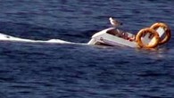 Tuzla sahilinde yaklaşık 8 metre uzunluğunda bir teknei battı. Tuzla sahilinde büyük bir kısmı suya batmış halde bir tekne gören vatandaşlar polisi aradı. Olay yerine karadan polis, denizden de Sahil Güvenlik ekipleri geldi. Neredeyse tamamı suya gömülü olan teknenin içinde […]