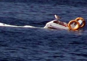 Tuzla sahilinde yaklaşık 8 metre uzunluğunda bir teknei battı. Tuzla