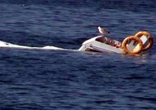 Tuzla sahilinde yaklaşık 8 metre uzunluğunda bir teknei battı. Tuzla