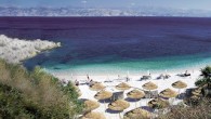 Arnavutluk’un turistik şehri Vlora yakınlarında özel bir plajda Kalaşnikoflu saldırı düzenlendi. Saldırıda üç kişi olay yerinde hayatını kaybetti, iki kişi de yaralandı. “Soğuk su” plajının dolu olduğu bir anda havada uçuşan mermiler nedeniyle halk büyük panik yaşadı. Saldırının ardından olay […]