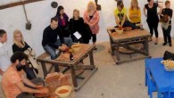 ALİ BALLI – Bodrum’da yaşamını çömlek ve amfora sanatına adayan Bora Sencer, bu sanatı ilçeye gelen tatilcilere anlatıyor. Tarihi geçmişi 4 bin yıl öncesine dayanan ve toprağın belli aşamalardan geçirildikten sonra şekillendirilip çeşitli eşyalar üretilmesiyle ortaya çıkan çömlek sanatını yaşatmak […]
