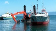 Mudanya BUDO İskelesi’nde dip temizliğinin ardından tarama gemileri, şimdi de Kumyaka’daki Balıkçı Barınağı’nda dip temizliğine başladılar. Sert rüzgarla gelen kum ve dip malzemeleriyle balıkçı barınağının azalan dip derinliğini yükseltmek için harekete geçen gemilerden Kazar-V kepçe ile deniz dibinden çıkarılan malzemeleri, […]