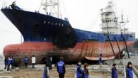 Japonya’da 2011’deki deprem ve tsunami sırasında dev dalgalarla karaya sürüklenen ve 18 bin kişinin öldüğü felaketin simgelerinden biri haline gelen gemi hurdaya çıkarılıyor. Kuzeydoğudaki Miyagi bölgesine bağlı Kesennuma kentinde bulunan 60 metrelik geminin tsunami anıtına dönüştürülmesi planlanıyordu. Fakat kent sakinlerinin […]