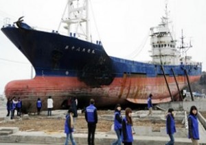Japonya’da 2011’deki deprem ve tsunami sırasında dev dalgalarla karaya sürüklenen