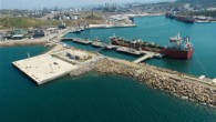 İzmir’in Aliağa ilçesini Avrupa-Asya-Avrasya ticaretinin aktarma merkezi haline getirecek liman yatırımları yapılıyor. Yatırımları süren Kuzey Ege Çandarlı ile Petkim Konteyner limanları, Doğu Akdeniz’in aktarma merkezi olan Pire ve Malta limanlarına alternatif gösteriliyor. Ulaştırma, Denizcilik ve Haberleşme Bakanlığı’nın Çandarlı Körfezi’nde mendirek […]