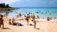 Muğla’nın Gökova Körfezi’nde mavi yolculuğun en önemli mola noktalarından biri olan Sedir Adası (Kleopatra Adası), turkuazdan laciverte uzanan denizi, incecik kumuyla yerli ve yabancı turistlerin uğrak yeri oluyor. Sedir Adası, kumunun yanı sıra efsanesiyle de dikkati çekiyor. Efsaneye göre, Kraliçe […]