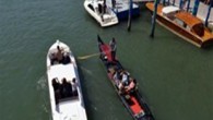İtalya’nın turistik Venedik kentinde ‘Canal Grande’ üzerinde tarihi ‘Rialto’ köprüsü yakınlarında üç çocuklu Alman aileyi gezdiren gondol kanalda turist taşıyan küçük vapurla çarpıştı. Çarpışmada suya düşen beş kişilik aileden 50 yaşındaki baba gondolla, vapur arasında sıkıştı. İtalyan Haber Ajansı (ANSA), […]