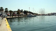Muğla’nın Bodrum İlçesi turistlerin akınına uğradı. Plajlarda adım atacak yer kalmazken, aşırı kalabalık nedeniyle turistler çareyi mavi yolculuğa çıkmakta buldu. Tarihinde ilk kez tur teknelerinin demirlediği liman bomboş kaldı.Bayramda tüm tatil beldeleri doldu. Ancak Bodrum’un rekoru kırılamıyor. Bayram tatilinde bir […]