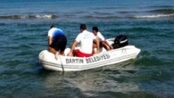Ramazanın ardından tatil beldelerine akın başladı. Hemen hemen hergün yurdun dört bir köşesinden boğulma haberleri geliyor. Özellikle sahil belediyeleri boğulmaların önüne geçebilmek için var gücüyle çalışıyor. Bunlardan biri de Bartın Belediyesi. Bartın İnkumu Plajı’nda 10 günde boğulmak üzere olan 200 […]