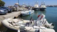 Yunanistan’da, bir süre önce Sakız Adası’nda ele geçirilen mühimmat yüklü botla ilgili sürdürülen soruşturma kapsamında, 21 yaşında bir kişinin daha tutuklandığı bildirildi. Yunan haber ajansı ANA-MPA, Sakız savcısının emriyle Atina Emniyet Müdürlüğü’nde görevli poliser tarafından tutuklanan kişinin Kardiça kentinde askerlik […]