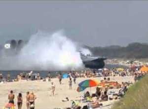 Baltık Denizinde tatbikat yapan Rus donanmasına ait hovercraft plaja çıktı. Yaralanan yok ama kaptana tepki