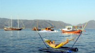 Muğla’nın Marmaris ilçesinde ısıtma ve soğutma sistemleri üzerine ekipmanlar yapan Mesut Uysal bu kez denizde yüzen hamak yaptı. Marmaris Sanayi Sitesi’nde ısıtma ve soğutma sistemleri üzerine ekipmanlar yapan 40 yaşındaki Usta, Mesut Uysal bunaltıcı sıcaklardan sıkılınca denizde hem yüzen hem […]