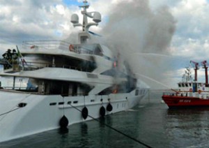 İtalya Livorno’daki Benetti tersanesinde önceki gün çıkan yangın korku dolu