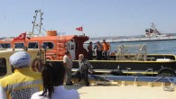 Çanakkale’de denize açıldıkları 6.5 metre uzunluğundaki “Vatan 1” adlı balıkçı teknesinin, Karanfil Feneri açıklarında aniden su almaya başlası üzerine yüzerek kıyıya çıkmaya çalışan üç kişi son anda kurtarıldı. Hafta sonu tatilinde yanına babası 66 yaşındaki Mehmet Güngör ile oğlu 14 […]