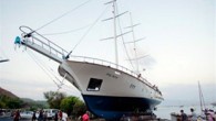 Fethiye bir tersanede yapılan ve işçiliği, dizaynı ve tasarımıyla büyük beğeni toplayan 36 metrelik, beşi yolcu olmak üzere 8 kamaralı Big Boss adlı mavi tur teknesi 20 ayın sonunda denizle buluştu. Muğla’nın Fethiye ilçesinde bulunan ve taşınması gündemde olan tersanede […]
