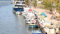 Karadeniz’de fırtınanın oluşturduğu dalgaların getirdiği kum, Sakarya Nehri’nin denize dökülen bölümünü daralttı. Nehirdeki su seviyesinin de azalması nedeniyle balıkçı tekneleri denize açılmakta güçlük çekiyor. Nehir ağzının tıkanması durumunda, 140 civarında balıkçı teknesi nehirdeki barınakta mahsur kalacak. Karasu Su Ürünleri Kooperatifi […]