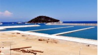 Antalya’da, Sıçan Adası karşısındaki balıkçı barınağı inşaatında sona yaklaşıldı. En geç eylül ayı sonuna teslim edilmesi planlanan barınak, Antalyalı balıkçıların yeni evi olacak. Balıkçılar, halen Port Akdeniz Ticari Limanı içerisinde Antalya Serbest Bölge İşleticisi A.Ş’ye (ASBAŞ) ait bölgeyi kullanıyor. Balıkçıların […]