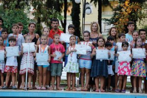 Yüzme eğitimine katılan ve başarıyla tamamlayan çocuklar madalya ve sertifikalarını