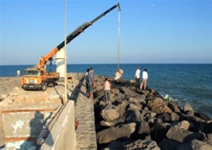 Adana’nın Yumurtalık ilçesinde bulunan balıkçı barınağı, güçlendirme çalışmalarının ardından balıkçıların