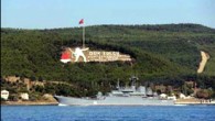 Çanakkale Boğazı’ndan geçiş yapan Rus Donanması’na ait 3 savaş gemisi, Ege Denizi’ne doğru yol aldı. Dün öğle saatlerinde İstanbul Boğazı’ndan geçişlerini tamamlayan gemiler, Boğazlar Tüzüğü gereğince gece Marmara Denizi açıklarında bekletildi. Sabah yeniden seyirlerine başlayan savaş gemileri saat 06.30’da Çanakkale […]