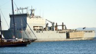 İngiliz savaş gemisi “Mounts Bay” Bodrum’a geldi. İngiliz savaş gemisi sabah saatlerinde Paşatarlası sahilinde bulunan Bodrum Gemi Yanaşma Limanı’na demirledi. Savaş gemisinin 177 metre uzunluğunda olduğu ve limanda 16 Eylül’e kadar kalacağı öğrenildi. Limanın yolcu çıkış kapısının dış bölümünde Emniyet […]
