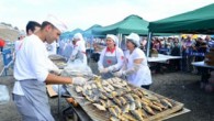Büyük bir katılımla gerçekleşen Beylikdüzü Geleneksel Balık Festivali, renkli görüntülere sahne oldu. Binlerce vatandaşa balık ekmek ikram edilen festival kapsamında düzenlenen balık tutma yarışmasında birinci olan yarışmacıya tekne hediye edildi. Başkan Yusuf Uzun da balıkçılarla birlikte denize olta atarak balık […]