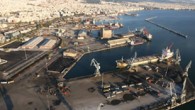 Çinliler, Yunanistan’ın güneyindeki Pire limanına ulaştı. Vinçler harıl harıl çalışarak, kargo gemilerindeki konteynerleri kamyonlara yüklüyor. Limandaki sistem, işletme ve iyileştirme hakları için 500 milyon Euro ödeyen Çin’in devlete ait gemicilik şirketi Cosco tarafından kuruldu. Yunanistan’ın bu en büyük iç yatırımı, […]