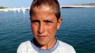 Btlis’in Ahlat, Adilcevaz ve Tatvan ilçelerine sınırları bulunan Van Gölü’ne esmer giren çocuklar sarışın olarak çıkıyor. Yılın hemen hemen her mevsiminde çocukların akınına uğrayan Van Gölü’nün sodalı suyu, esmer çocukların saçlarını zamanla sarartıyor. Çocuklar gölden çıktıktan sonra saçlarını tatlı suyla […]