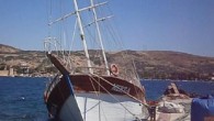 İzmir’in Foça İlçesi’nde halkın ‘Kredi batığı’ olarak adlandırdığı aylardır büyük bölümü denizin içinde olan gezi teknesi, çürümeye devam ediyor. Foçalılar, çevre ve görüntü kirliliği yaratan teknenin bir an önce çıkartılarak ilçenin bu durumdan kurtarılmasını istiyor. ‘Mert A.’ adlı tekne işletmeci […]
