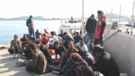 Antalya’nın Manavgat ilçesinde ırmaktan denize açılan içinde 250 mülteci bulunan tekne, Sahil Güvenlik ekipleri tarafından yakalandı. Edinilen bilgiye göre, bir ihbar üzerine başlatılan çalışma sonucu Ocean Kuğu isimli balıkçı teknesi ile yasa dışı yollarla yurt dışına çıkmak isteyen Suriye, Özbekistan, […]