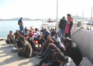 Antalya’nın Manavgat ilçesinde ırmaktan denize açılan içinde 250 mülteci bulunan