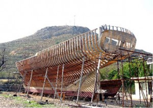 Marmaris’in Bozburun beldesinde dedelerinden öğrendikleri usullerle tarlalarda milyon dolarlık guletler