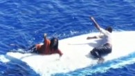 Şans eseri bir kargo gemisinin iki balıkçıyı fark edip sahil güvenliğe haber vermesiyle, balıkçılar sağ salim kurtarıldı. Sahil güvenlik helikopteri ile kurtarılan balıkçılar alabora olan teknenin üstünde aç ve susuz 8 gün geçirdi. Sahil güvenlik ekibinden Kyle Stalling, “Balıkçılara doğru […]